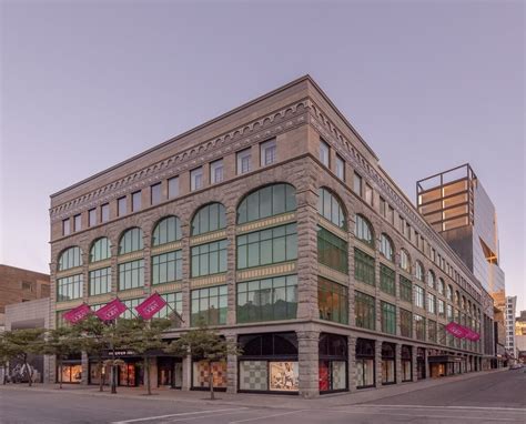 holt renfrew Montreal online